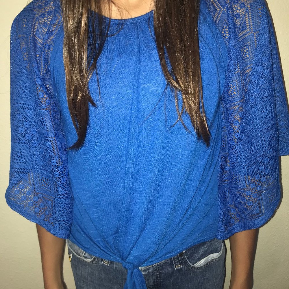 Girls shirt with lace butterfly sleeves
